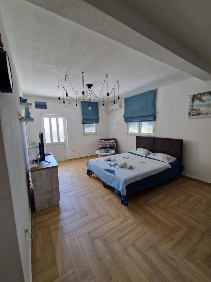 Studio Apartman Happy Home ติวัต ภายนอก รูปภาพ