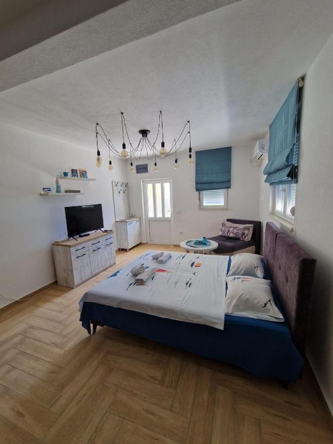 Studio Apartman Happy Home ติวัต ภายนอก รูปภาพ