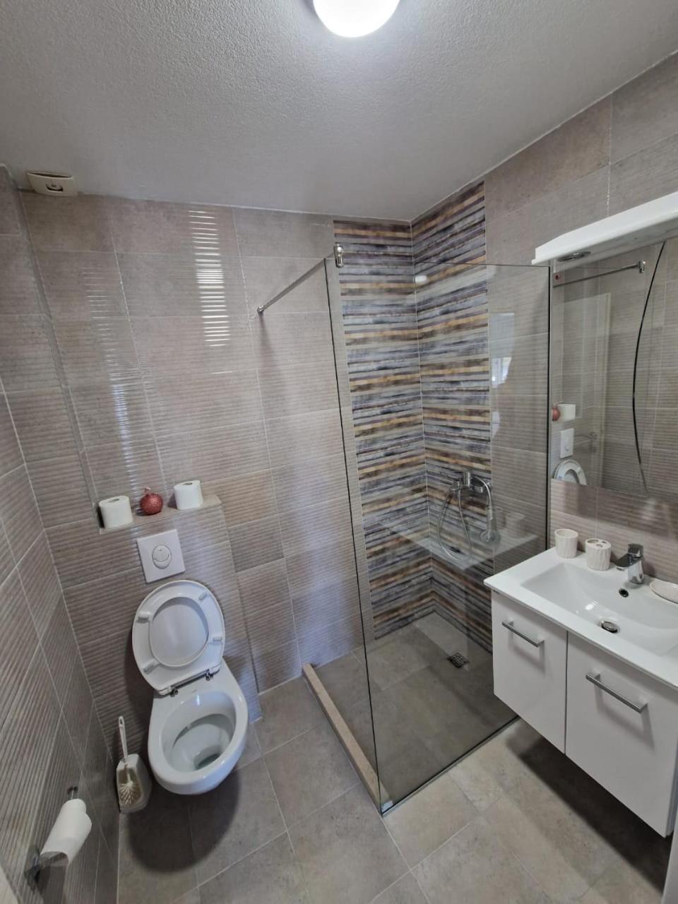 Studio Apartman Happy Home ติวัต ภายนอก รูปภาพ