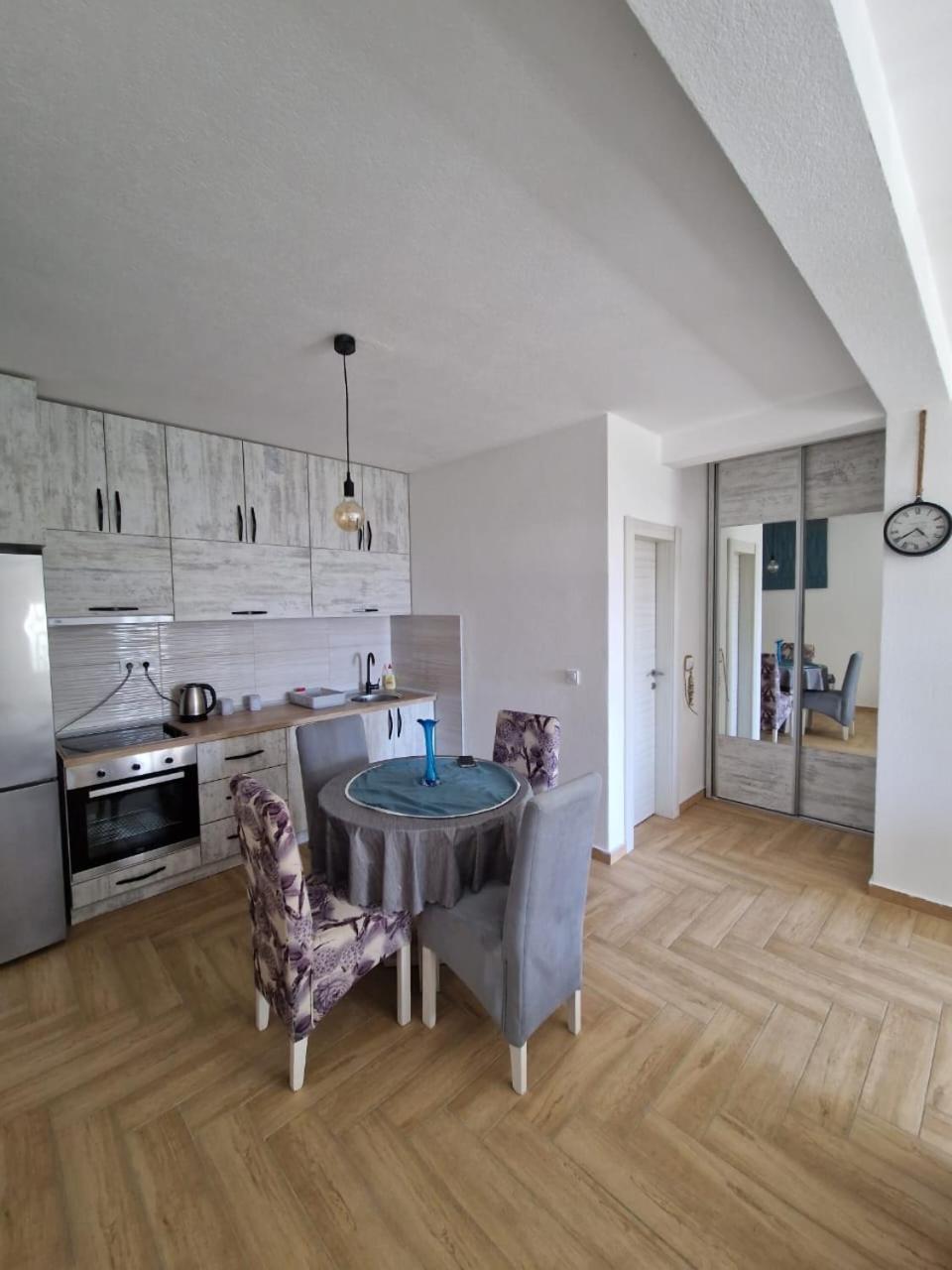 Studio Apartman Happy Home ติวัต ภายนอก รูปภาพ